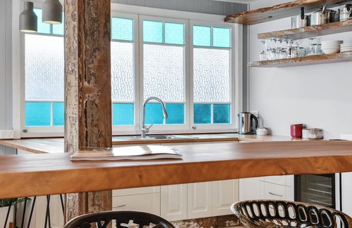 Marcoola House | Seafarer's Retreat is a renovated family property boasting room for up to 16.