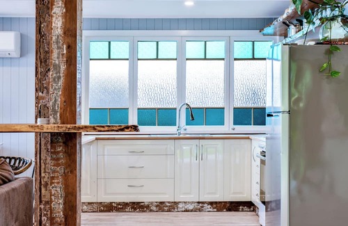 Marcoola House | Seafarer's Retreat is a renovated family property boasting room for up to 16.