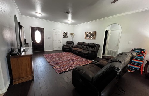 Corinth House | Blue Door on Aspen: Cozy 3BR Retreat with BBQ Grill & Playground for Families