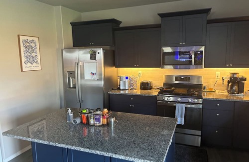 Thurston House | 4-bedroom house in quietSpringfield with AC, WiFi, and more. 15 mins to Autzen