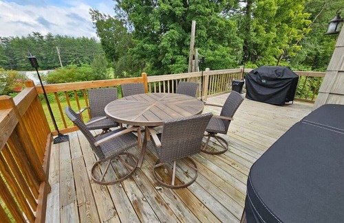 Tamworth House | NEW! Relax&Play: HotTub/FirePit/Game Room Paradise