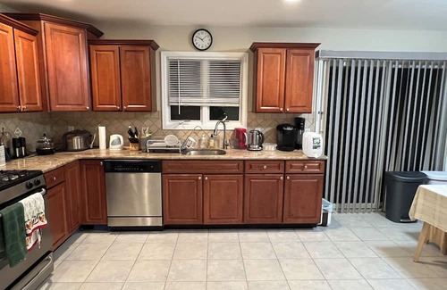 Palisades Park House | Cozy & Private Room - 20 Mins to Manhattan Heart. Not Entire Home.