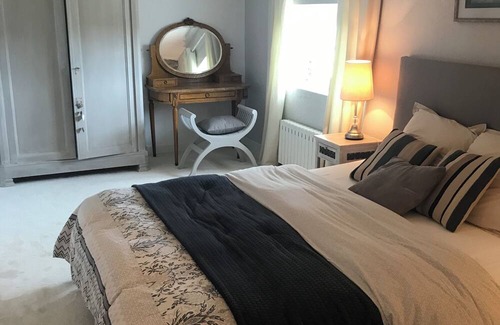 Saint-Romain-de-Benet Bed & Breakfast | In a beautiful property, very pretty, comfortable guest room in a quiet location.
