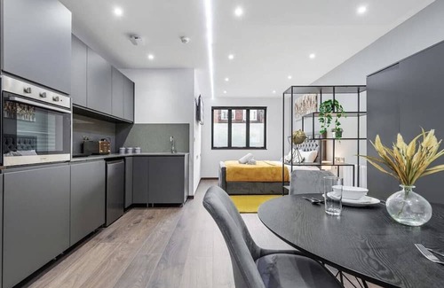 Golders Green Apartment | Stylish King Size Bed Studio near Central London