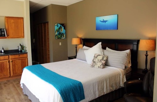 Captain Cook Bed & Breakfast | Charming 5-bedroom bed & breakfast in Captain Cook with WiFi, AC