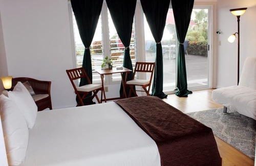 Captain Cook Bed & Breakfast | Charming 5-bedroom bed & breakfast in Captain Cook with WiFi, AC