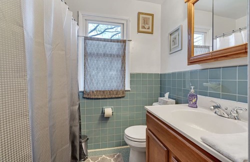 Swarthmorewood House | Cozy 2B/1B by Swarthmore w Driveway!