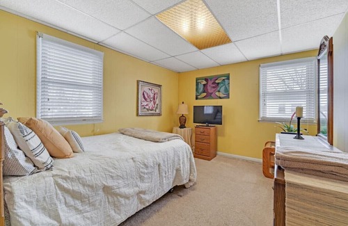 Swarthmorewood House | Cozy 2B/1B by Swarthmore w Driveway!