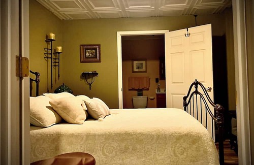 Alton Bed & Breakfast | Charming Mississippi Riverview 3-bedroom innn in lovely Historic downtown Alton