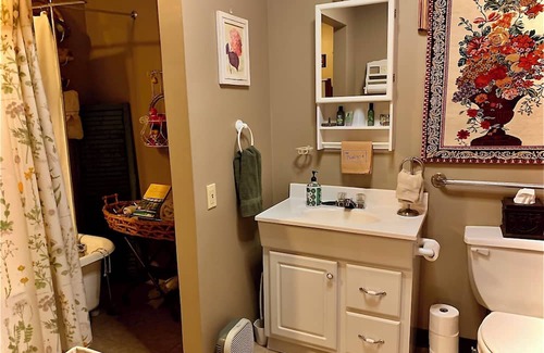 Alton Bed & Breakfast | Charming Mississippi Riverview 3-bedroom innn in lovely Historic downtown Alton