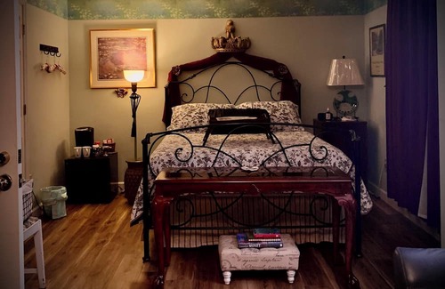 Alton Bed & Breakfast | Charming Mississippi Riverview 3-bedroom innn in lovely Historic downtown Alton