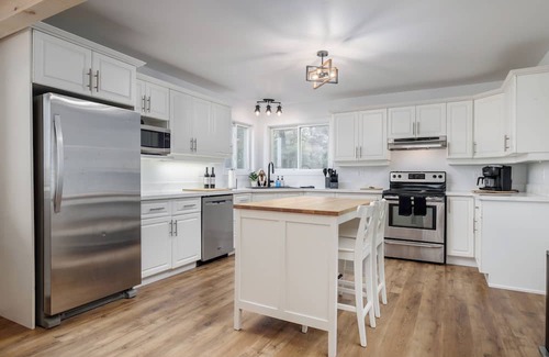 Trent Lakes Cottage | Relaxing Waterfront Oasis – Lakehouse on the Rocks