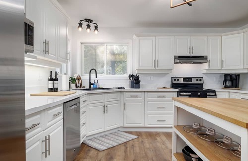 Trent Lakes Cottage | Relaxing Waterfront Oasis – Lakehouse on the Rocks