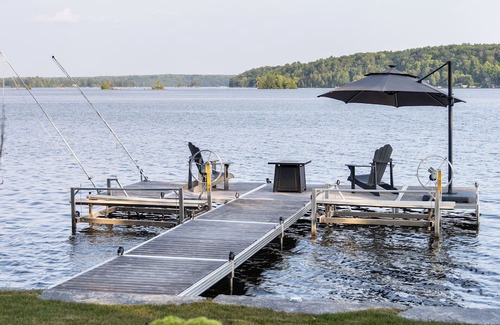 Trent Lakes Cottage | Relaxing Waterfront Oasis – Lakehouse on the Rocks