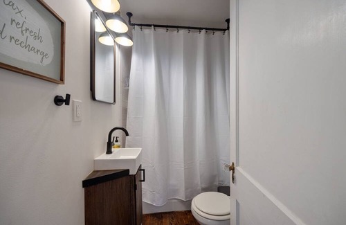East Nashville House | Historic bungalow in East Nashville- 10 min walk to Nissan Stadium!