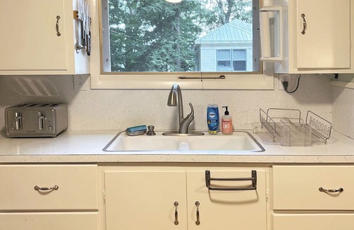 Warren County Cottage | Charming 2-bedroom Lake George Cottage on East Side w/Wifi & AC