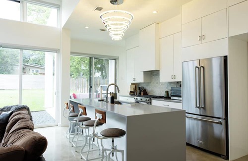 Galindo House | Stylish Retreat: Incredible Views & Vintage Vibes