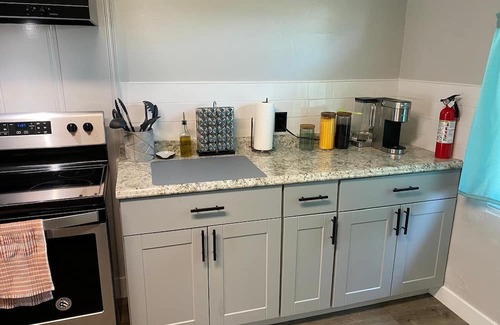 Tower District House | Pet Friendly House with Pool close to Airport, Colleges, Yosemite and Sequoia
