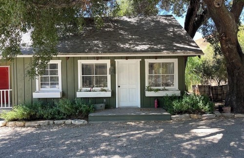 Santa Barbara County Cottage | Charming 2-bedroom loft house with AC and WiFi in Buellton