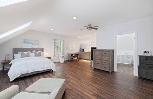 Laconia House | Bring your dog, boat and the whole family to enjoy the lake!!