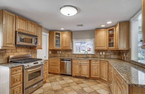 Manasquan House | Charming 4 Bedroom House with Pool and tropical backyard Oasis