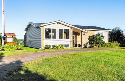 Cormierville Ski Chalet | Cozy and Modern Oceanview Cottage with hot Tub