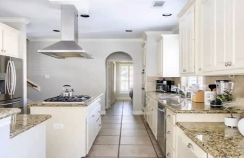 Barrett House | 12 beds, Pool, Parking, Large backyard, Pet friendly