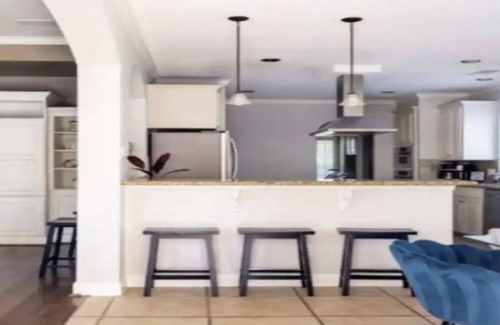 Barrett House | 12 beds, Pool, Parking, Large backyard, Pet friendly