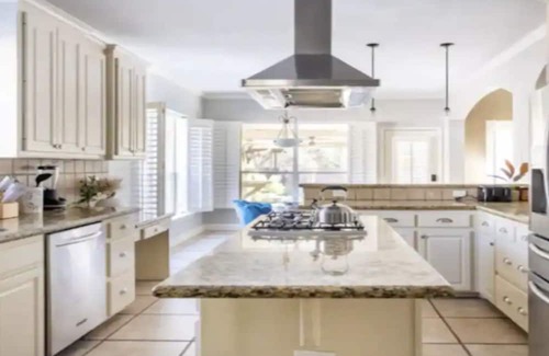 Barrett House | 12 beds, Pool, Parking, Large backyard, Pet friendly