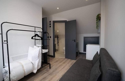 Southall Green Apartment | Smart Ensuite room w/Bathroom and Dedicated Kitchen