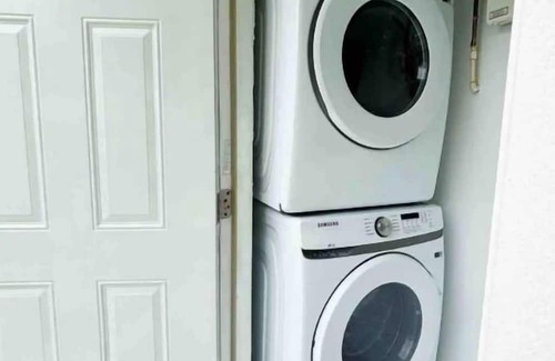 West Little River House | Stylish Miami Oasis: 3Bed, 2Bath with BBQ, Just 15min from the Beach.