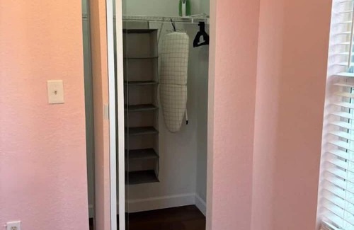 West Little River House | Stylish Miami Oasis: 3Bed, 2Bath with BBQ, Just 15min from the Beach.