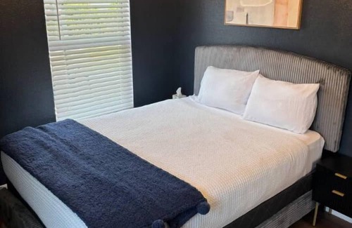 West Little River House | Stylish Miami Oasis: 3Bed, 2Bath with BBQ, Just 15min from the Beach.