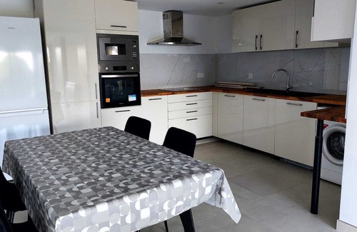 Millery Apartment | Apparemment Avec Piscine Dans une Maison Près de Lyon