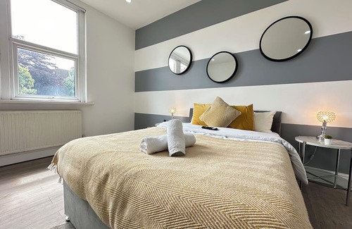 Edgbaston Apartment | Stylish 3-Bedroom Getaway on Hagley Road
