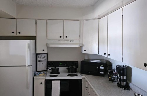 Southeast Colorado Springs Condo | Home Away From Home , Cozy condo with AC and WiFi in lovely Colorado Springs,