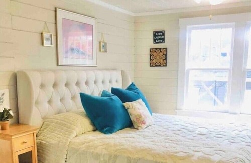 Hot Springs Cottage | Amazing Loft- great location & price