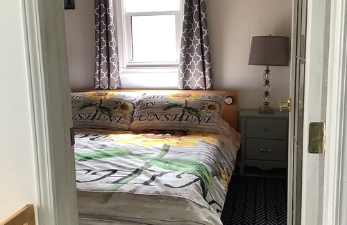 Alberta Beach Cottage | Bumblebee Cottage in Alberta Beach