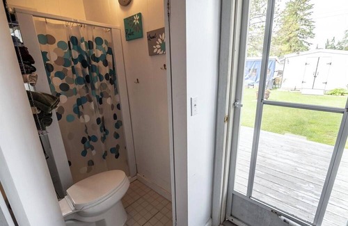 Alberta Beach Cottage | Bumblebee Cottage in Alberta Beach