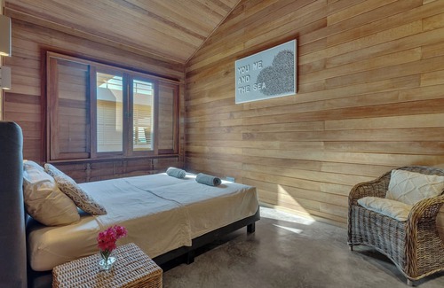 Belnem Villa | Extraordinary Oceanfront Villa: The Lake
