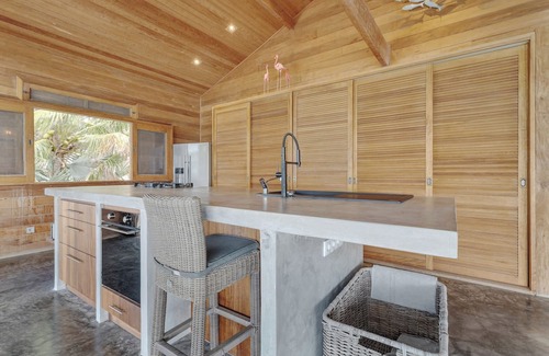 Belnem Villa | Extraordinary Oceanfront Villa: The Lake