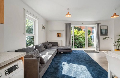 Southwark Apartment | Clean, bright two bedroom flat located in fashionable Camberwell /Peckham