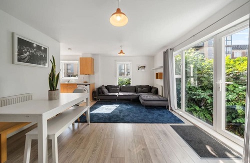 Southwark Apartment | Clean, bright two bedroom flat located in fashionable Camberwell /Peckham