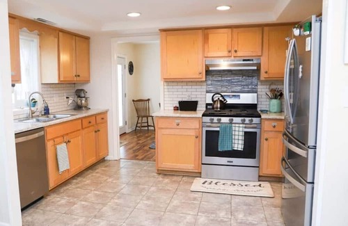 Hampton House | Dog Lover's Haven - Room in the Heart of Hampton