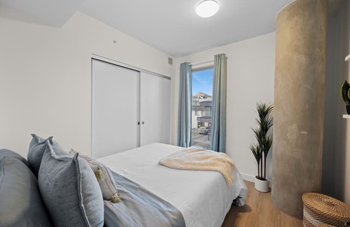 Crescent Heights Apartment | "Baja Blast" 2BR |Mins to Saddledome | Rooftop Patio