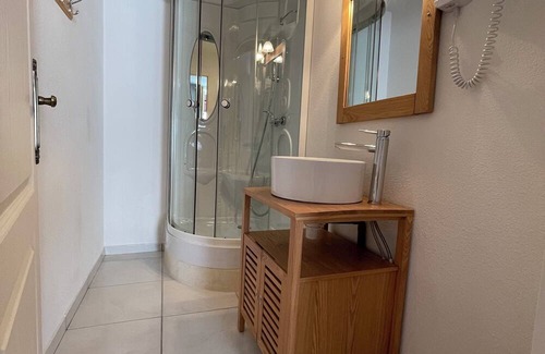 Villedieu-sur-Indre Bed & Breakfast | Furnished room rental in Villedieu/Indre, breakfast not included.