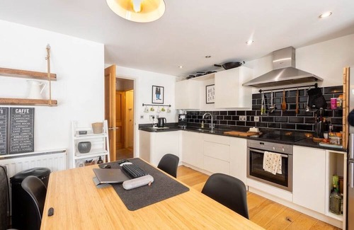 Frome Apartment | Stylish Apartment, Double Bedroom, Fully Equipped