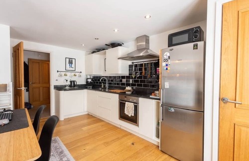 Frome Apartment | Stylish Apartment, Double Bedroom, Fully Equipped