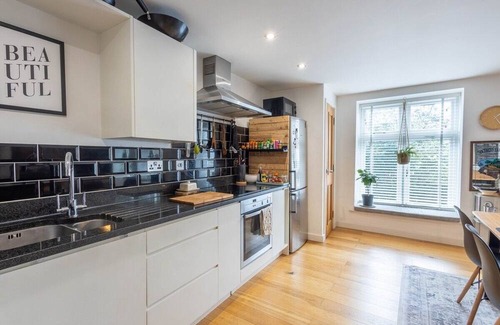 Frome Apartment | Stylish Apartment, Double Bedroom, Fully Equipped