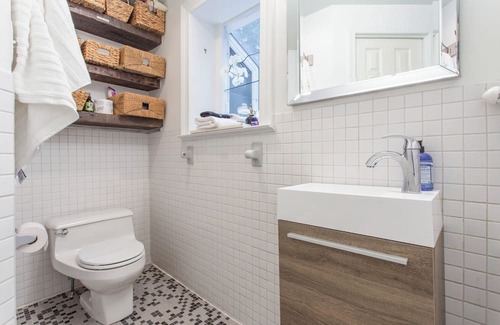 Queen Village House | Centrally Located La Casa Blanca Townhome-15 min walk to Philly Attractions!